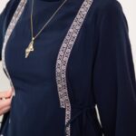 فستان كريستال كريب بتطريزات جانبية جميلة